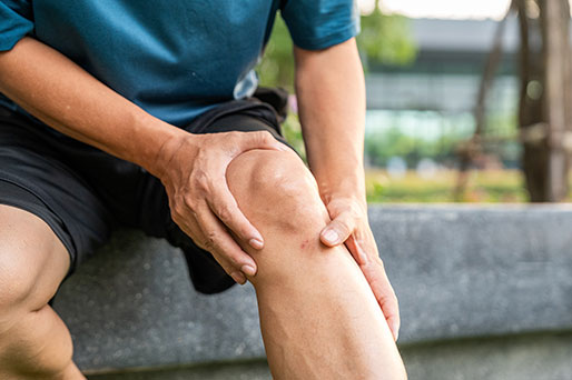 patient needing knee pain treatment in Monroeville