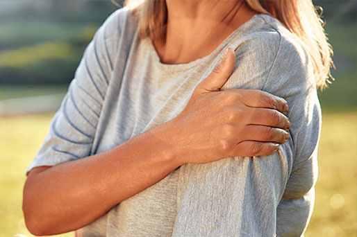 patient needing shoulder pain treatment in Monroeville